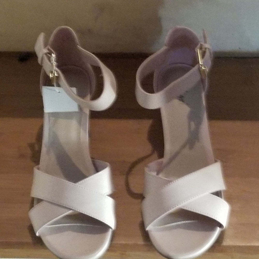 Low heel shoes